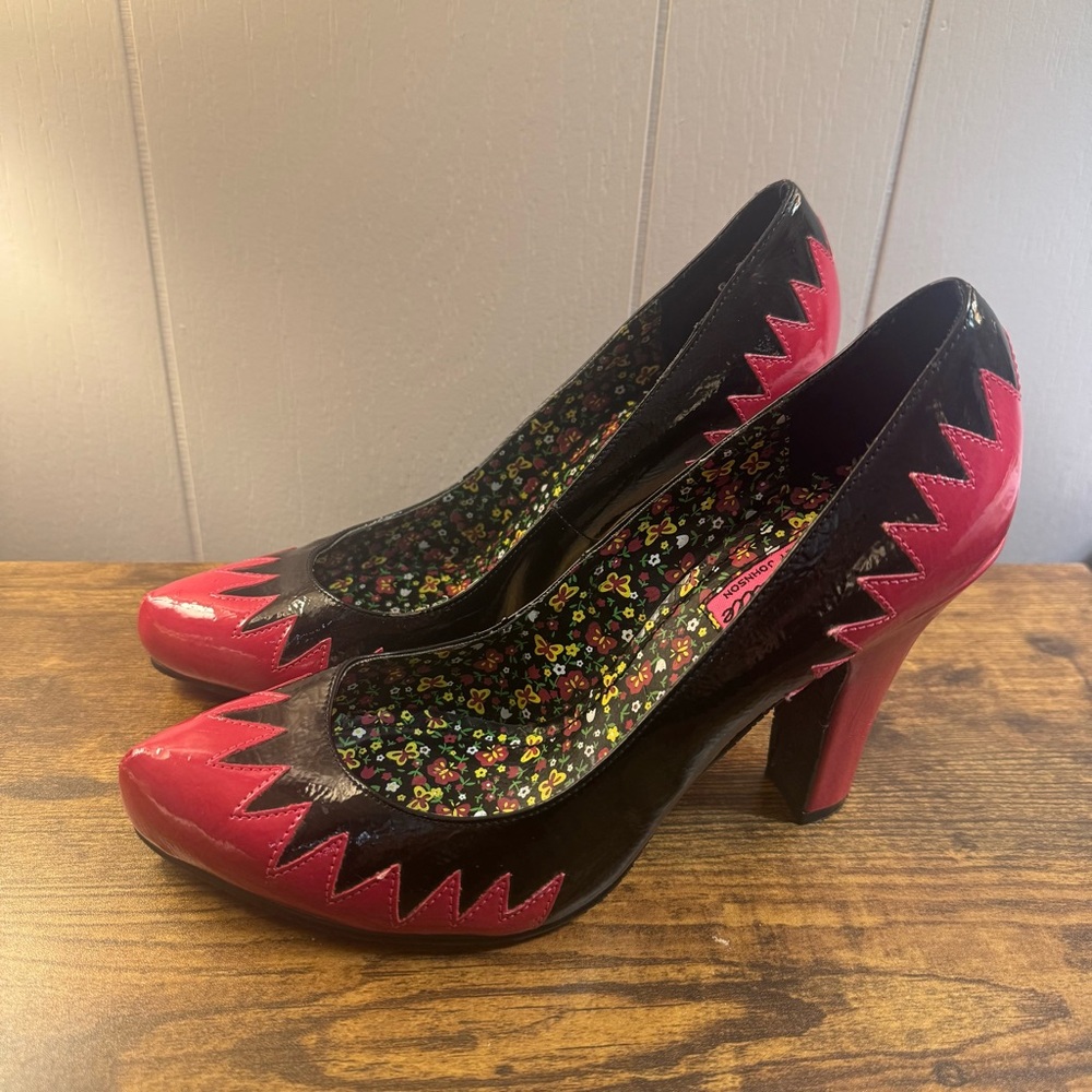 BETSEYVILLE by BETSEY JOHNSON Women's Heels 4" Black & Pink SIZE 9 - Picture 2 of 9